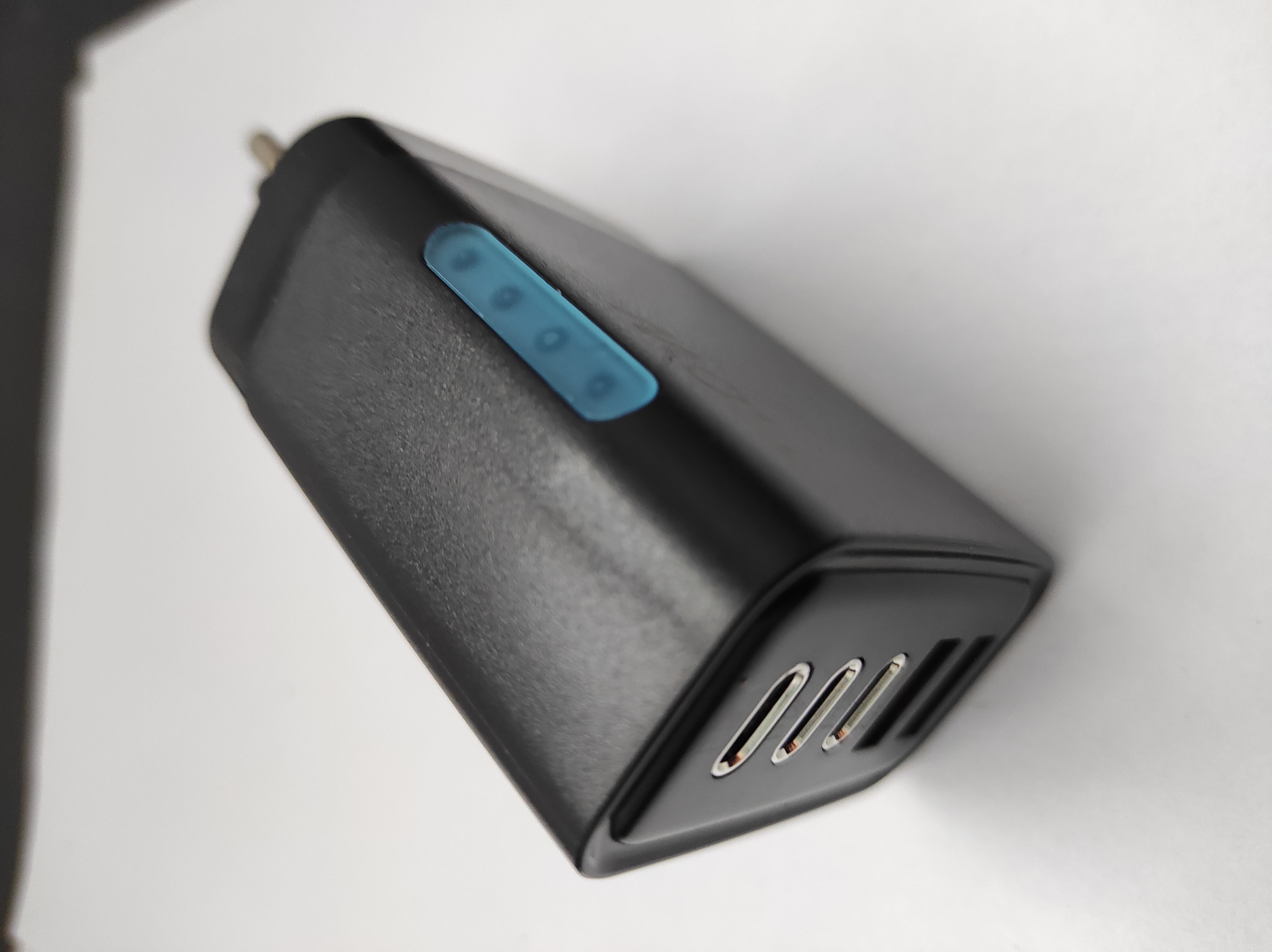 Ładowarka sieciowych G2N – oznaczenia 240W i GaN, 5 portów USB
